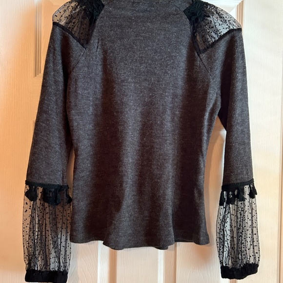 Ryu grey dressy sweater with black lace & tassels - Picture 3 of 3